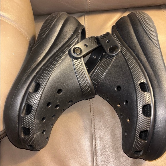 Crocs Classic Crush Clog Black Unisex Chunky Platform Beach EUC, women’s 7 Men 5 - Picture 3 of 7